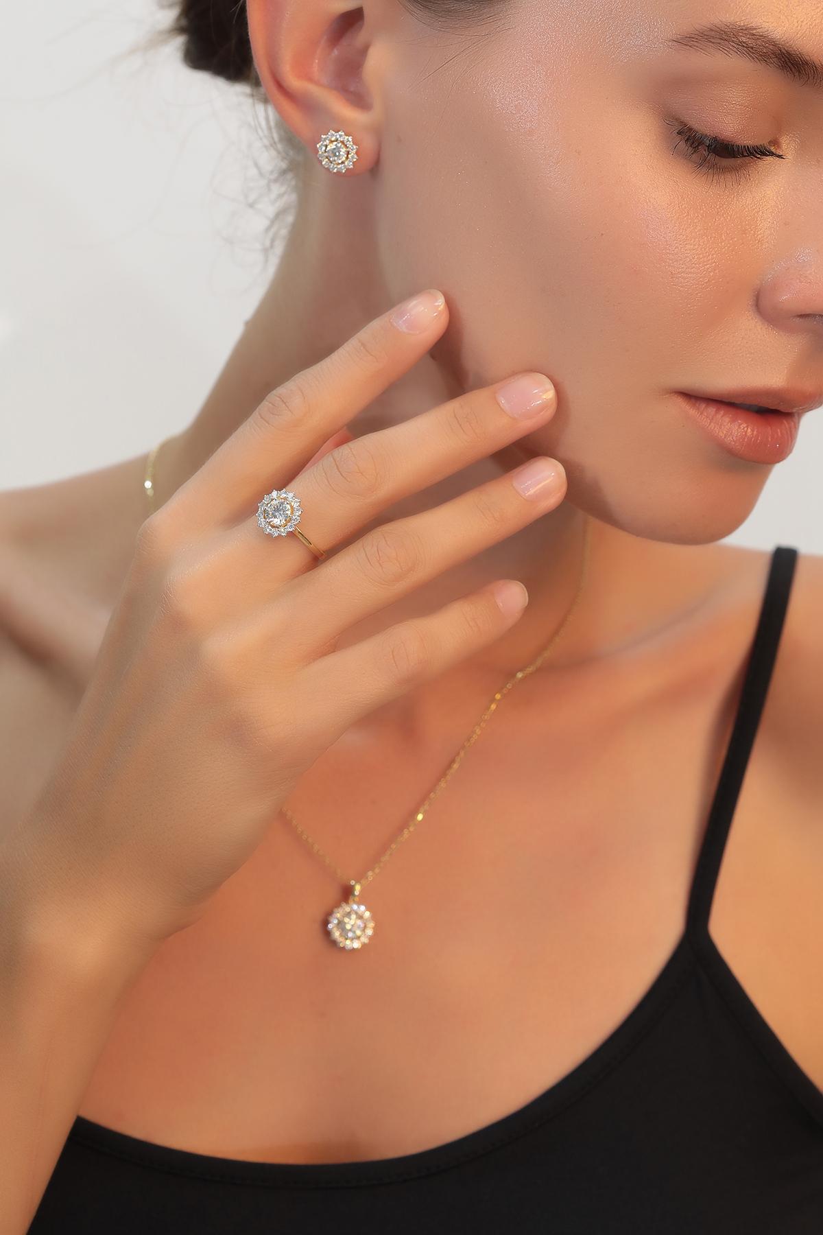 Boutique Kuyumculuk pırlanta küpe ve yüzük, model üzerinde
